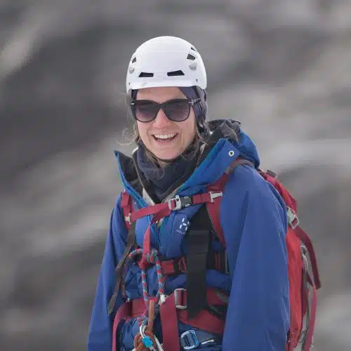 Turdag med kryssing av bre fram mot eit fjell
