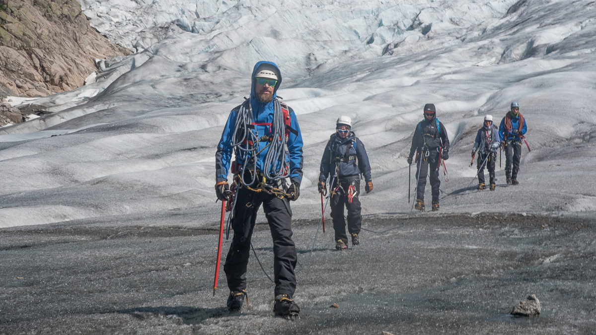 Teltleir på brekurs ved Smørstabbreen i Jotunheimen